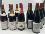 plusieurs bouteilles de vin sont alignées sur une table