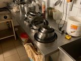 de nombreuses casseroles et poêles sur le comptoir de la cuisine