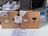 de nombreux cartons de déchets posés sur une table dans un entrepôt