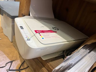 une imprimante posée sur une pile de papiers