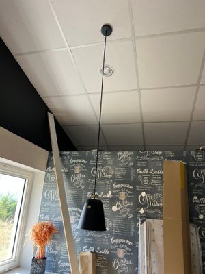 un mur noir et blanc sur lequel sont inscrits des mots, dans une pièce