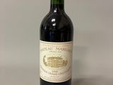 une bouteille de vin posée sur une table