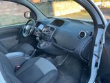 l'intérieur d'une petite voiture avec un volant et un tableau de bord