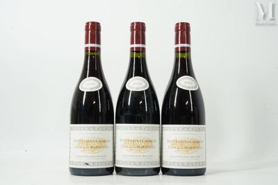 trois bouteilles de vin rouge sont alignées sur une surface blanche