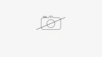 une photo en noir et blanc d'un appareil photo sur fond blanc