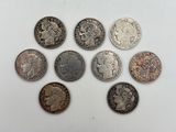 gros plan d'un paquet de pièces de monnaie sur une surface blanche