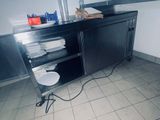 une photo d'un coin cuisine avec un évier et un plan de travail