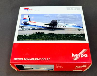 une boîte sur laquelle est représenté un avion