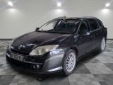 la photo d'une voiture noire garée dans un garage