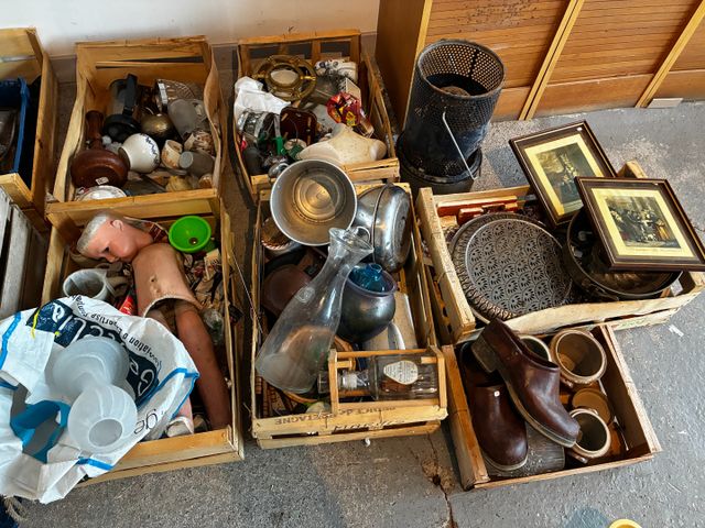 Lot de 5 caisses d'objets de brocante et divers