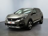 vue de face d'un SUV de couleur sombre garé dans une pièce