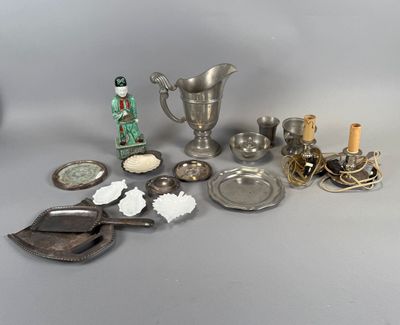 Lot d'objets dont figurine chinoise, aiguière, plateau, coup… - Photo 1