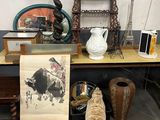une table sur laquelle se trouvent de nombreux objets
