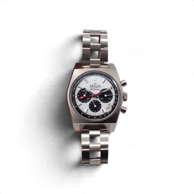 une image représentant une montre argentée avec un cadran noir sur un fond blanc
