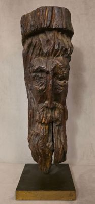 gros plan d'une statue d'un homme barbu