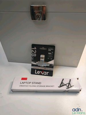 un support pour ordinateur portable, avec un ordinateur portable posé dessus, sur une table