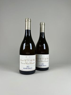 deux bouteilles de vin posées l'une à côté de l'autre sur une table