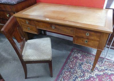 un bureau en bois avec une chaise devant