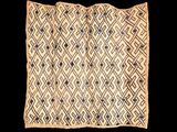 un morceau de tissu orné de motifs noirs et blancs