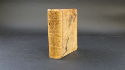 gros plan d'un livre sur une table avec un fond noir