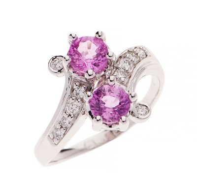 gros plan d'une bague en diamant rose et blanc sur fond blanc