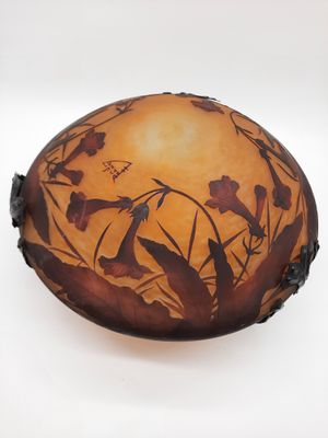 une photo d'un bol décoratif orné d'oiseaux et de fleurs