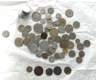 beaucoup de pièces qui sont sur la table