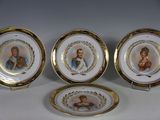 trois assiettes sur lesquelles figurent les portraits d'un homme et d'une femme