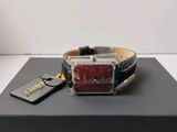 une image représentant une montre-bracelet posée sur une boîte noire
