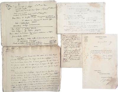 plusieurs vieux papiers couverts d'écriture, empilés les uns sur les autres