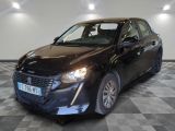 la voiture noire est garée dans le garage sur le sol en damier
