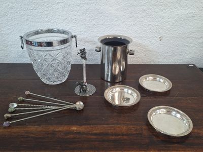 beaucoup d'objets en argent sur la table