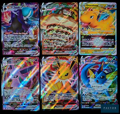 quatre cartes Pokémon différentes posées sur une table avec un fond noir