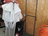 une pile de parapluies posée sur une palette dans un garage