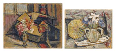 deux tableaux représentant des vases et des fleurs posés sur une table dans une pièce