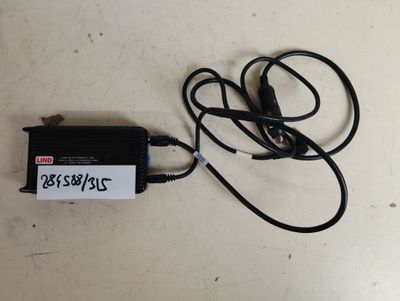 un petit appareil électronique branché sur un chargeur