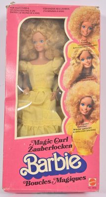 un gros plan d'une poupée Barbie dans une boîte posée sur une table
