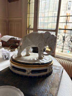 une statue d'éléphant posée sur une table