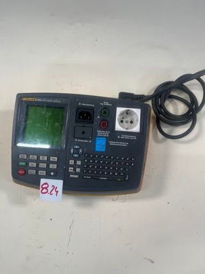 une image représentant un ordinateur de poche posé sur une table