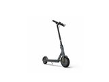 gros plan d'un scooter sur fond blanc