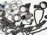 beaucoup de bijoux en argent sur une surface blanche