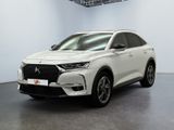 Le nouveau SUV DSX est exposé dans un showroom.