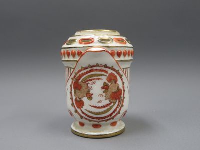 une image représentant un vase blanc orné d'un motif rouge