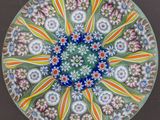 un gros plan d'une assiette ornée d'un motif floral