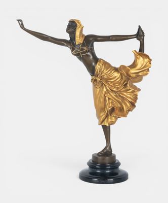 une image représentant une statue d'une femme en robe posée sur un socle noir