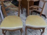 une paire de chaises anciennes avec des assises rembourrées dans une pièce