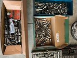de nombreux types de vis et d'écrous dans une boîte