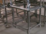 une pièce où se trouvent plusieurs tables et chaises