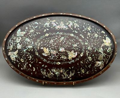 un bol marron et blanc orné de fleurs et de feuilles