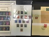 deux dossiers ornés de timbres, posés sur une table